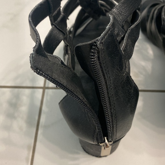 BCBG generation black leather Gladiator rear zipper sandal 10 - Picture 5 of 7